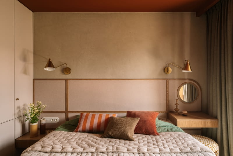 Szafeczki po obydwu stronach łóżka celowo zawieszono na różnych wysokościach. Z prawej strony wyżej umieszczono szafeczkę ze względu na jej funkcję toaletki, a z lewej nieco niżej - jako pełniącą rolę stolika nocnego.