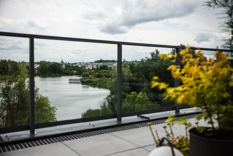 Apartament z widokiem na staw: zaprojektowany z myślą o wyciszeniu Apartament z widokiem na staw: zaprojektowany z myślą o wyciszeniu