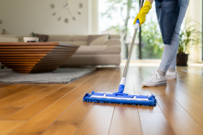 "Zwykłe” mopy również dadzą sobie radę z każdym wyzwaniem. Doskonale wyczyścimy nimi różne powierzchnie, zarówno płytki, panele, podłogi drewniane czy winylowe "Zwykłe” mopy również dadzą sobie radę z każdym wyzwaniem. Doskonale wyczyścimy nimi różne powierzchnie, zarówno płytki, panele, podłogi drewniane czy winylowe