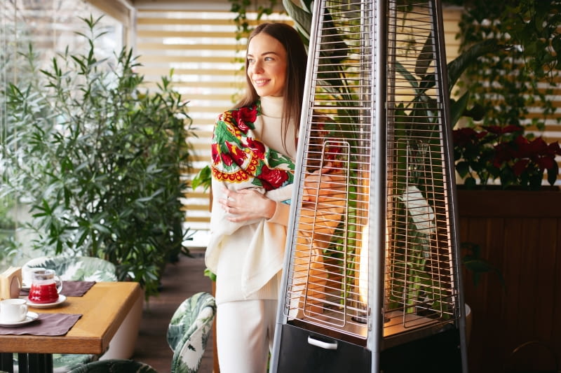 Dużą zaletą tych urządzeń jest możliwość skierowania strumienia ciepła dokładnie w to miejsce, które chcemy ogrzać. Mają też małą bezwładność cieplną układów ogrzewania, dzięki czemu zapewniają pożądany efekt natychmiast po włączeniu Parasol grzewczy