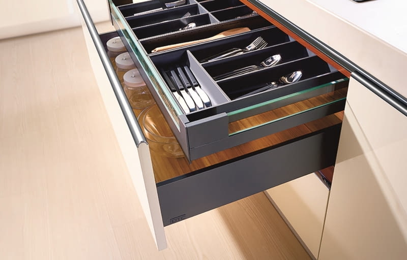 Podwójna szuflada ukryta za jednym frontem to dobry pomysł na posegregowanie przechowywanych rzeczy. Płytszą z nich warto dodatkowo wyposażyć we wkład na sztućce.
