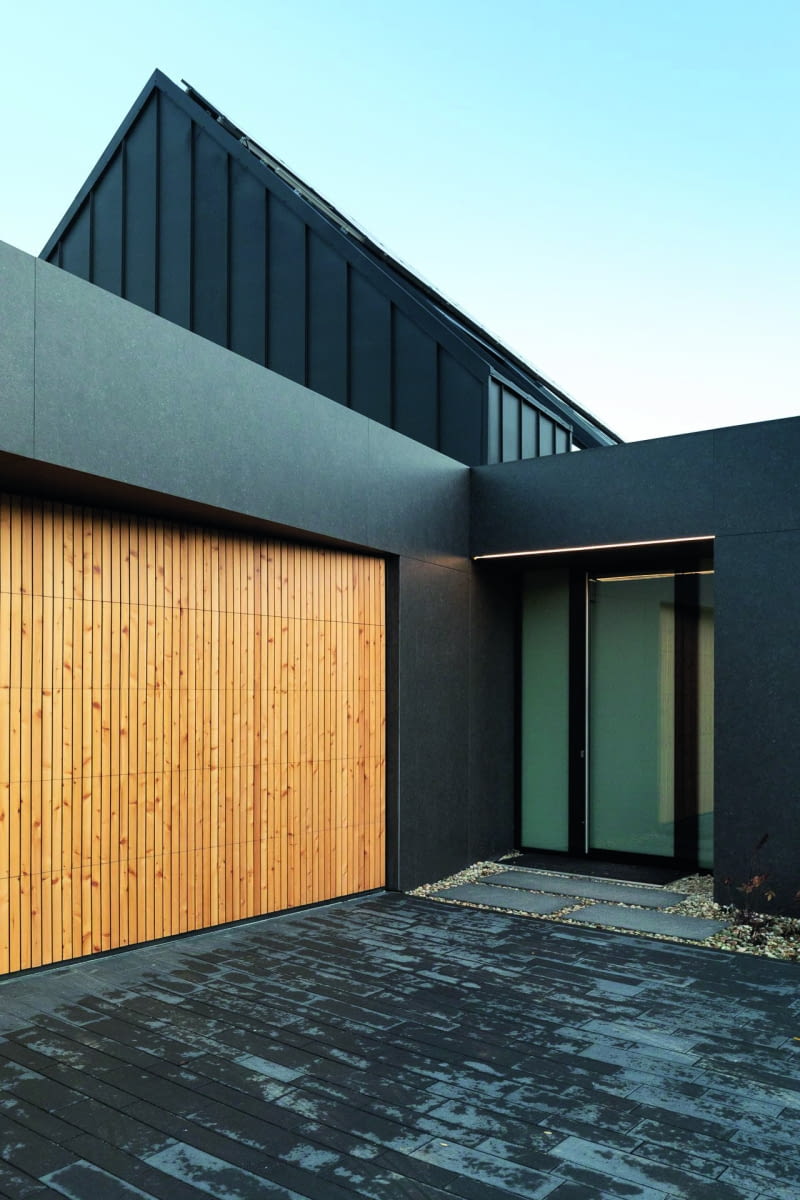 Tajemnicze czarne płyty, które trafiły  na elewacje, to  moduły spieków  ceramicznych,  coraz częściej  stosowane przy wykańczaniu domów  jednorodzinnych. W niektórych  przypadkach mogą być  materiałem  dominującym,  w innych – tylko  delikatnie  podkreślać fasadę  budynku...