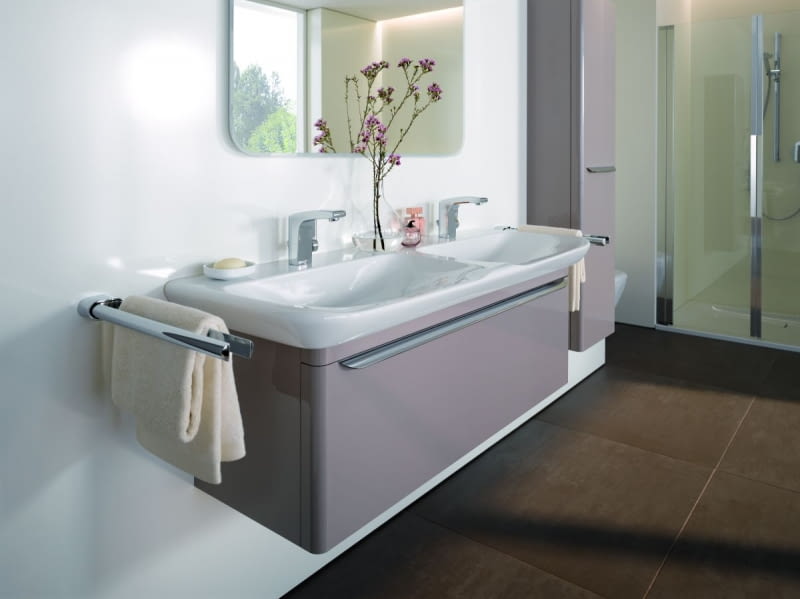 Podwójna umywalka o szerokości 130 cm ułatwi codzienną toaletę, a jednocześnie ciekawie zaaranżuje przestrzeń, myDay