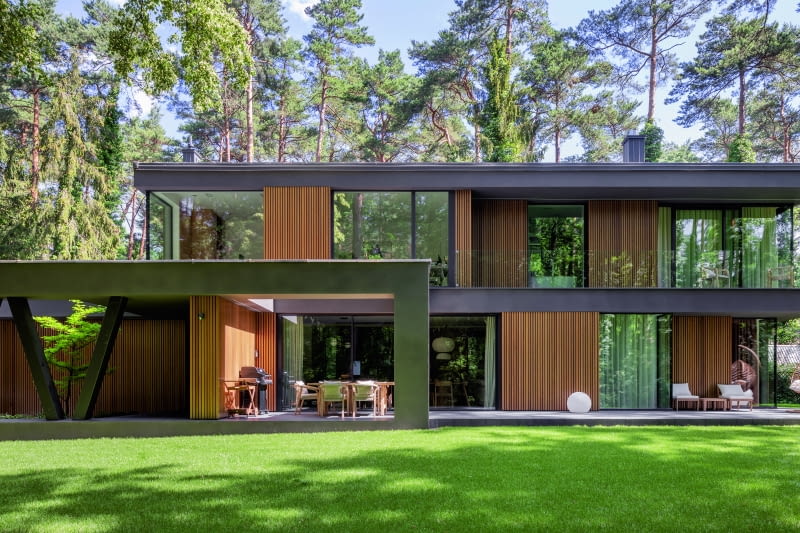 Poza wymienionymi obok elementami, na które zwracają uwagę inwestorzy,  wybierając swój projekt domu, wymienić należy jeszcze jeden. To chęć zamieszkania  w otoczeniu przyrody