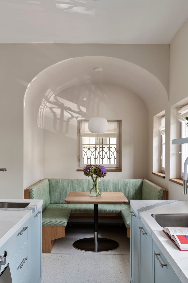 W przestronnej kuchni, specjalnie zaprojektowana strefa wypoczynkowa tworzy przytulną atmosferę. Równie zachęcający jest bar z ozdobnymi drewnianymi panelami.