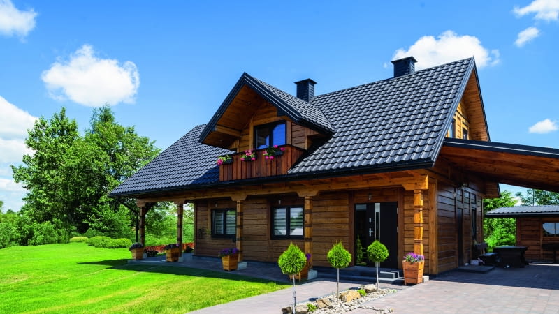 Zastosowanie formy modułowej pokrycia umożliwia jego łatwy transport. Niewielkie wymiary paneli wpływają na wygodny montaż oraz ułatwiają wnoszenie ich na dach bez ryzyka deformacji