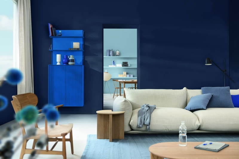 Ciemny, nasycony granat – Atramentowa Głębia – wnosi do wnętrza energię i śmiałość, subtelnie pobudzając do działania. Ciemny, nasycony granat – Atramentowa Głębia – wnosi do wnętrza energię i śmiałość, subtelnie pobudzając do działania.