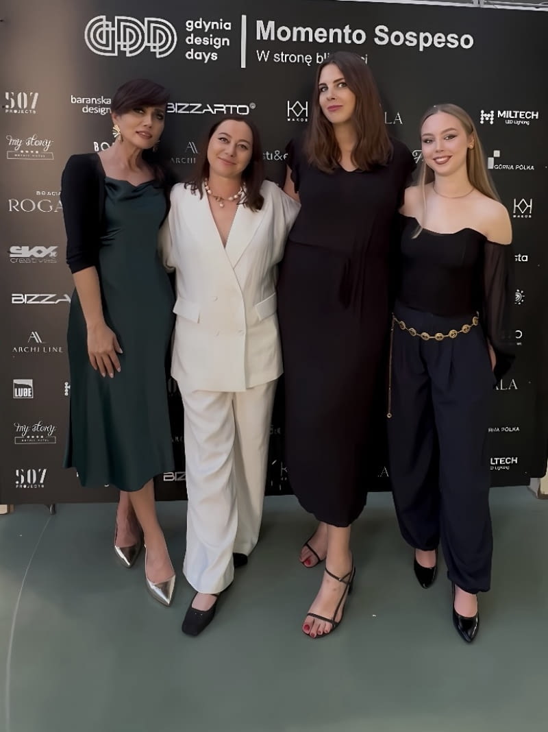 Od lewej: Joanna Symeryak PR Manager Cucine Lube Polska, Edyta Barańska Organizatorka wydarzenia i założycielka Barańska Design, Anna Żabińska Menadżer Showroomu Cucine Lube w Gdyni, Maria Kostrzak Organizatorka wystawy i założycielka firmy MAKOS VIP Opening Event „Momento Sospeso. W stronę bliskości”