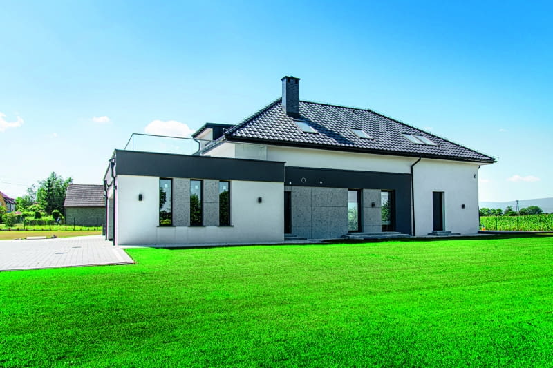 Tym, co odróżnia tynki cienkowarstwowe od grubowarstwowych są m.in. kolory. Te pierwsze są bowiem barwione w masie, a drugie szaro- -białe. Do tego dochodzi łatwość fakturowania – tynki cienkowarstwowe podczas zacierania samoczynnie uzyskują dekoracyjną strukturę