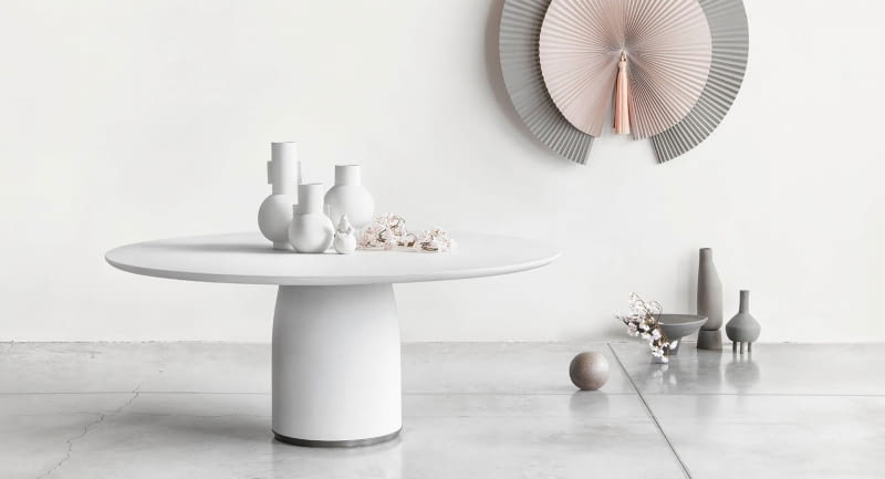 Wyobraź sobie piękny, zimowy krajobraz – wszystko obsypane puszystym śniegiem. Właśnie taki efekt uzyskasz, urządzając jadalnię na biało. Tu efekt wzmacnia okrągła forma stołu Bule i ceramika, przypominająca śnieżki. Wyobraź sobie piękny, zimowy krajobraz – wszystko obsypane puszystym śniegiem. Właśnie taki efekt uzyskasz, urządzając jadalnię na biało. Tu efekt wzmacnia okrągła forma stołu Bule i ceramika, przypominająca śnieżki.