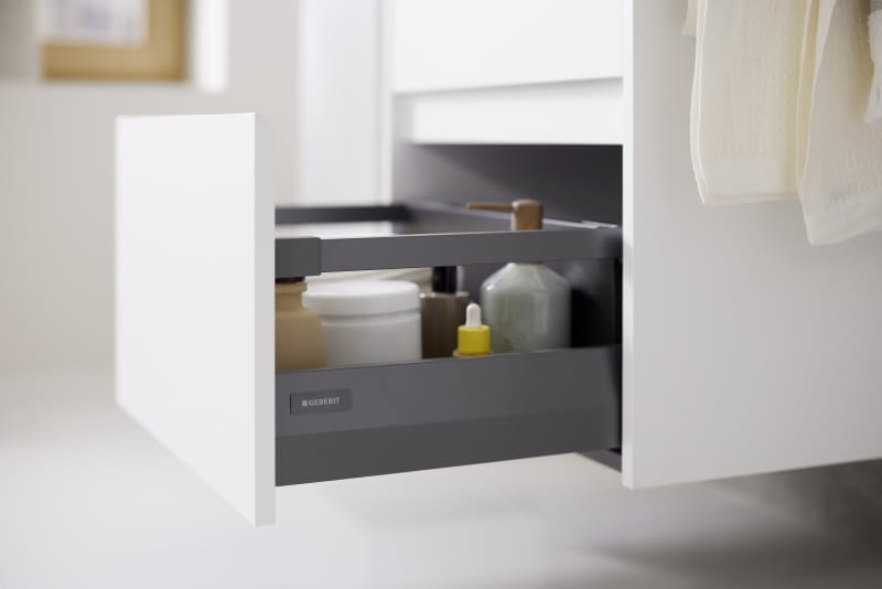 Ciche domykanie. Wszystkie szuflady w serii Geberit Selnova Square wyposażono w mechanizm soft-close, który zapewnia płynne i bezgłośne zamykanie. Ciche domykanie. Wszystkie szuflady w serii Geberit Selnova Square wyposażono w mechanizm soft-close, który zapewnia płynne i bezgłośne zamykanie.