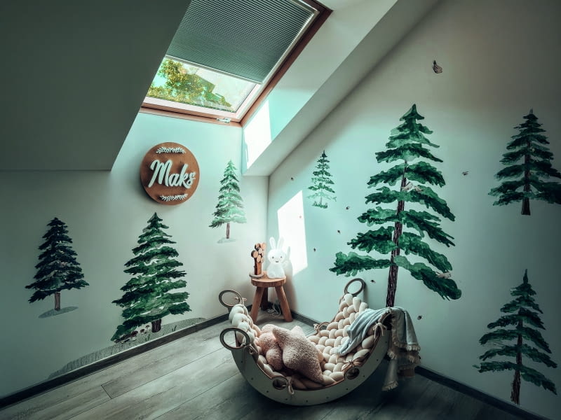 Prowadnice aluminiowe rolety APF, dostępne w kolorze białym lub srebrnym, pozwalają ustawić roletę w dowolnej pozycji.