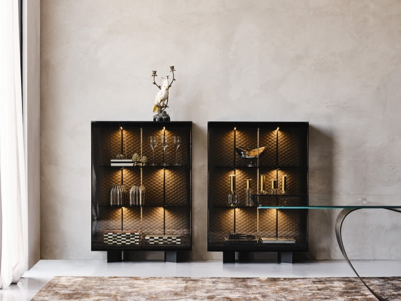 Ciekawie wykończona tylna ściana witryny Boutique sprawia, że mebel jest niezwykle dekoracyjny, zwłaszcza z włączonym wewnętrznym oświetleniem. Ciekawie wykończona tylna ściana witryny Boutique sprawia, że mebel jest niezwykle dekoracyjny, zwłaszcza z włączonym wewnętrznym oświetleniem.