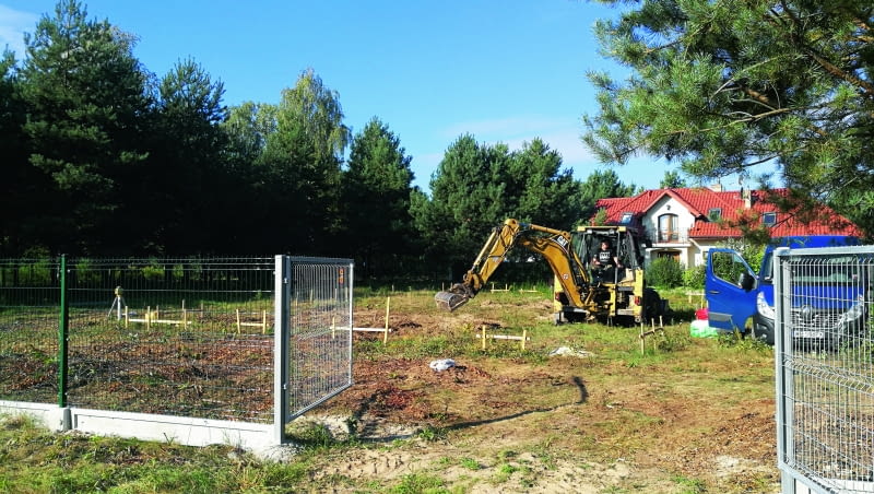 Aby zorganizować plac budowy, należy zadbać o formalności, zabezpieczyć teren, zapew nić zaplecze socjalne i magazynowe. Należy również zapewnić dostęp do mediów