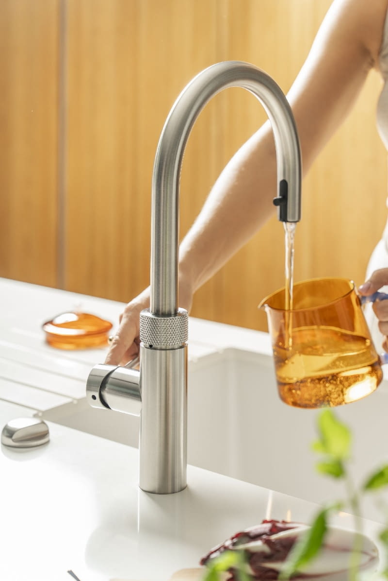 Ekonomiczne i wygodne rozwiązanie – bateria, która w jednej chwili dostarcza wrzącą wodę o temperaturze 100°C, a także zimną, filtrowaną, a nawet gazowaną.