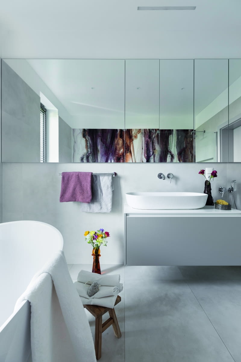 Pierwotnie na piętrze miały znajdować się dwie łazienki – jedna dla gospodarzy, usytuowana w amfiladowym ciągu z sypialnią i garderobą,  druga zaś dla dzieci, blisko ich pokoi. W ramach konsultacji architektoniczno-inwestorskich ograniczono się do jednej i teraz kąpią się w niej  wszyscy domownicy, a więc cała czwórka