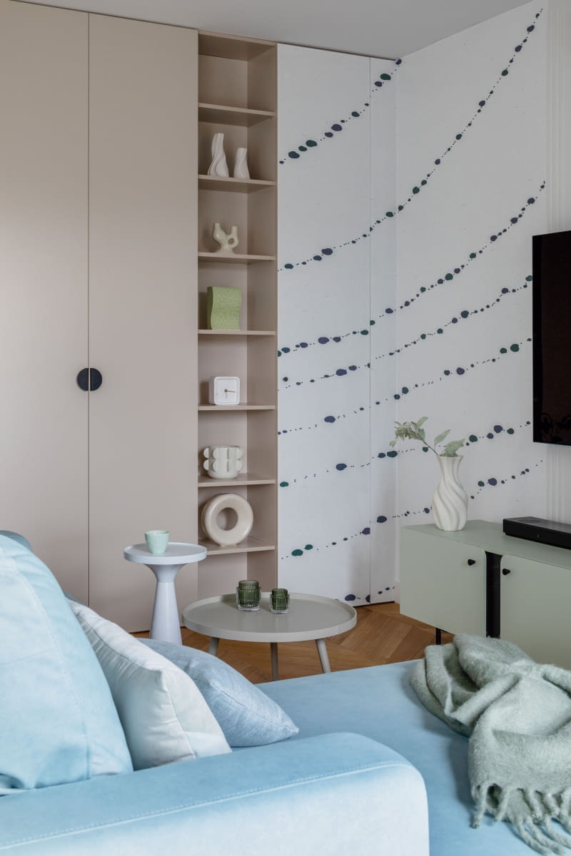 Tapeta w nakrapiane linie z ubierzswojesciany.pl prowadzi korytarzem od drzwi wejściowych, ukrywając fronty zabudowy garderoby, drzwi toalety, schowki, aż po wysoką szafkę w salonie. Owalne stoliki kawowe – sklep BM Housing. Tapeta w nakrapiane linie z ubierzswojesciany.pl prowadzi korytarzem od drzwi wejściowych, ukrywając fronty zabudowy garderoby, drzwi toalety, schowki, aż po wysoką szafkę w salonie. Owalne stoliki kawowe – sklep BM Housing.