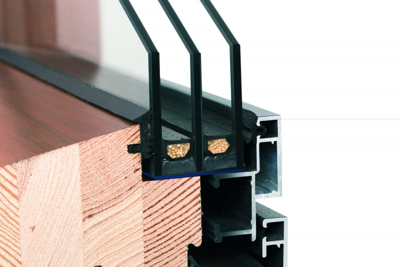 Niektóre okna nie zawierają silikonu, który z upływem czasu traci swoje parametry jakościowe i estetyczne. Pakiet szybowy w takich oknach osadzony jest w ramie skrzydła za pomocą uszczelek, które wykonane są z wysoko elastycznego materiału jakim jest z EPDM,  zapewniającego trwałość, estetykę połączenia oraz bardzo wysoką szczelność i odporność  na zmienne czynniki atmosferyczne