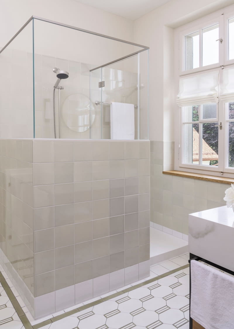 W tej łazience znajduje się również prysznic marki Dornbracht – wraz z pasującym wieszakiem na ręczniki.