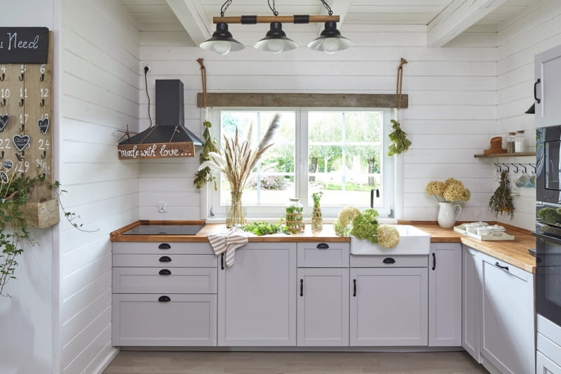 W kuchni nie mogło się obyć bez specjalnych dodatków w „stylu Agnieszki”. Nad okapem i oknem gospodyni zawiesiła na sznurkach i linach stare deski, zdobiąc je napisami i suszącymi się ziołami.