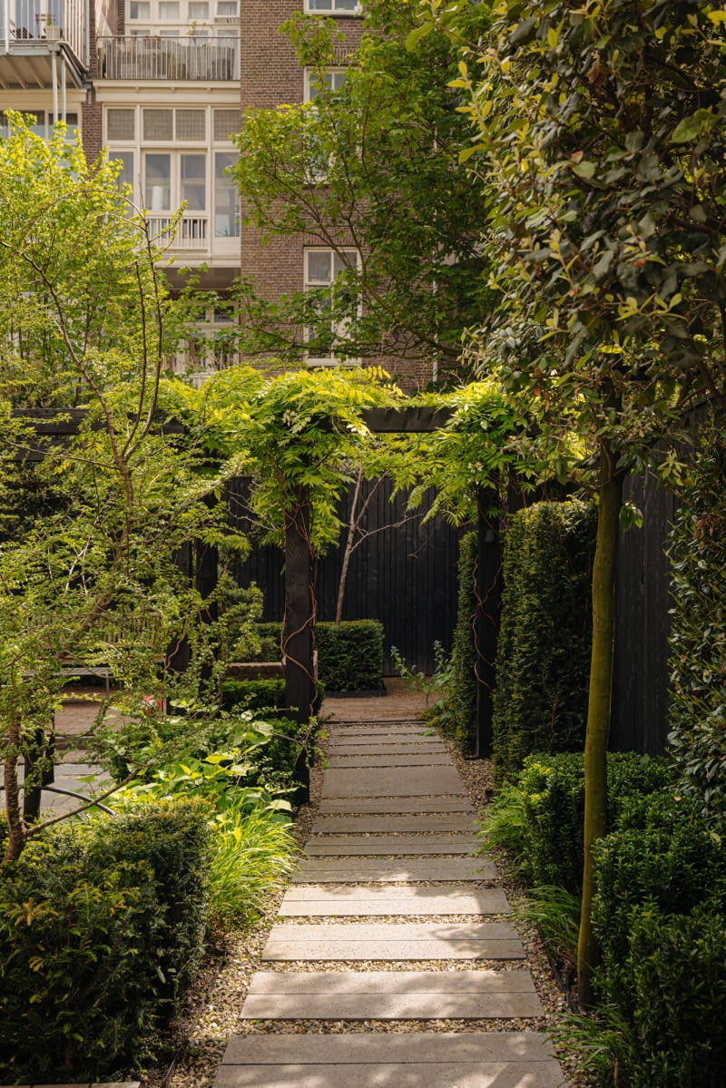 Zabytkowa kamienica położona jest w odległości krótkiego spaceru od słynnego Vondelparku. Mały domek w bujnym, zielonym ogrodzie pełni funkcję pensjonatu i jest zaproszeniem do wypoczynku.