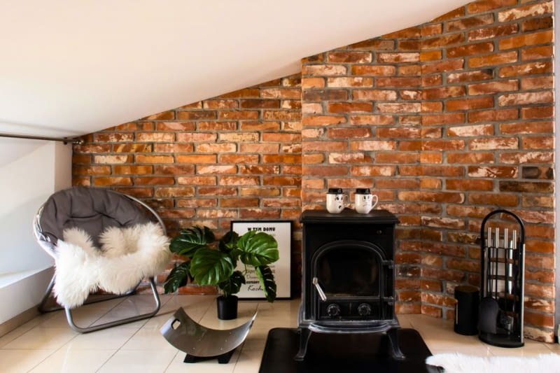 Pełna cegła ma bezdyskusyjny urok, szczególnie w kamienicach czy przestrzeniach, gdzie cegła jest elementem „prawdziwej” warstwy budynku.