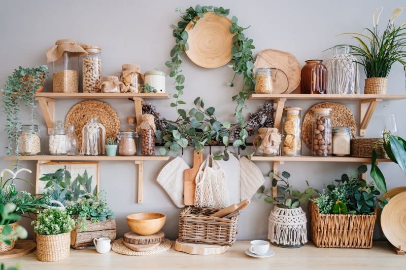 Półki w kuchni zamiast szafek wiszących