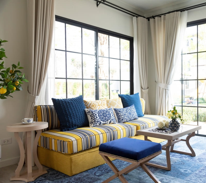 Mieszkanie z żółto-niebieskimi dodatkami