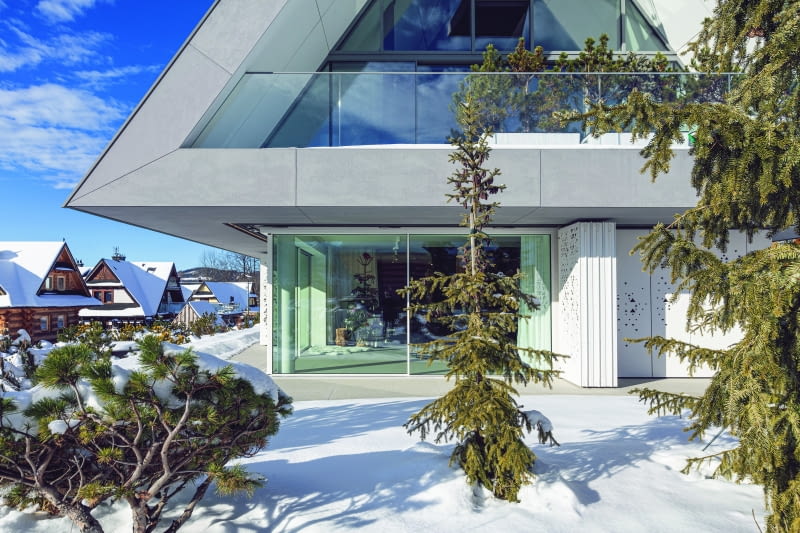 Gdy tylko zażyczą sobie tego mieszkańcy, dom otwiera się na świat wielkimi przeszkleniami parteru użytymi zamiast bali podhalańskich szałasów, będących punktem wyjścia dla projektu. Gdy tylko zażyczą sobie tego mieszkańcy, dom otwiera się na świat wielkimi przeszkleniami parteru użytymi zamiast bali podhalańskich szałasów, będących punktem wyjścia dla projektu.