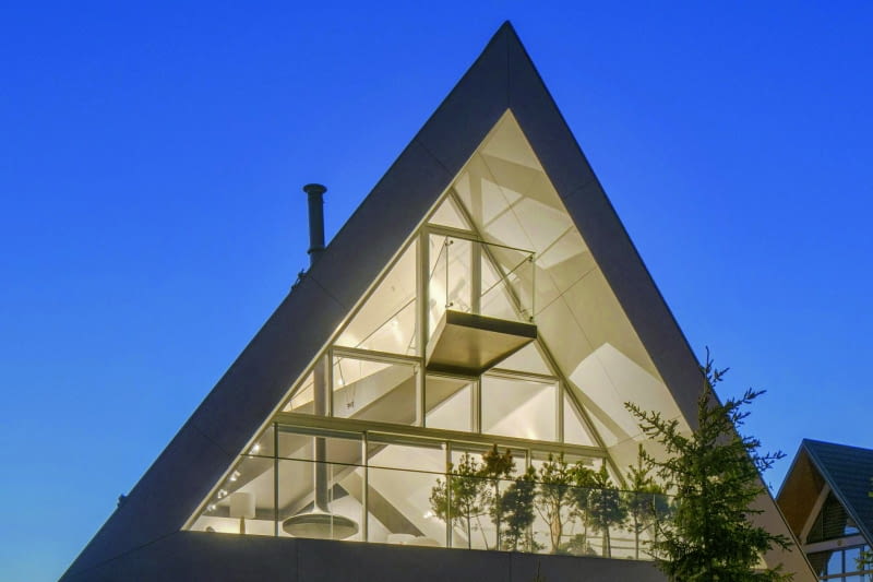 Kładka na Giewont ostatniej kondygnacji jest nośnikiem tak dużej energii, że musiała przebić się przez ścianę szczytową na zewnątrz, gdzie kończy się widokowym balkonikiem, przypominającym kapitański mostek Kładka na Giewont ostatniej kondygnacji jest nośnikiem tak dużej energii, że musiała przebić się przez ścianę szczytową na zewnątrz, gdzie kończy się widokowym balkonikiem, przypominającym kapitański mostek