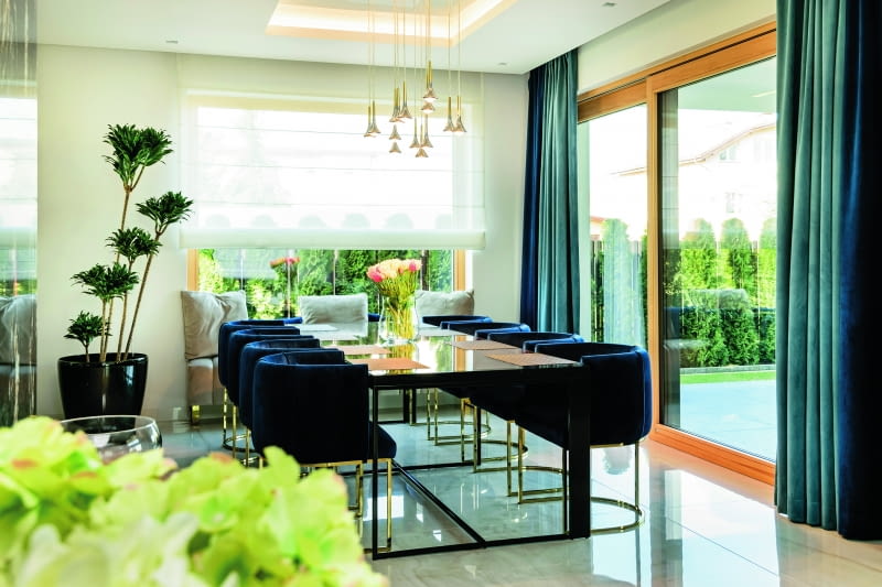 Jednym z parametrów pakietów szybowych jest przepuszczalność światła, opisująca stosunek  jego ilości, która zostaje przepuszczona przez szybę, do ilości światła do niej docierającego