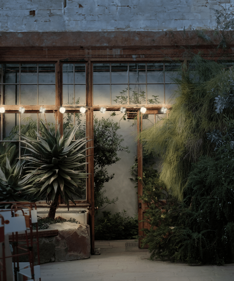 Girlandy świetlne najlepiej prezentują się zamontowane na drewnianej architekturze. Powieszone w ten sposób podkreślaj jej urodę i tworzą nastrój do wypoczynku.