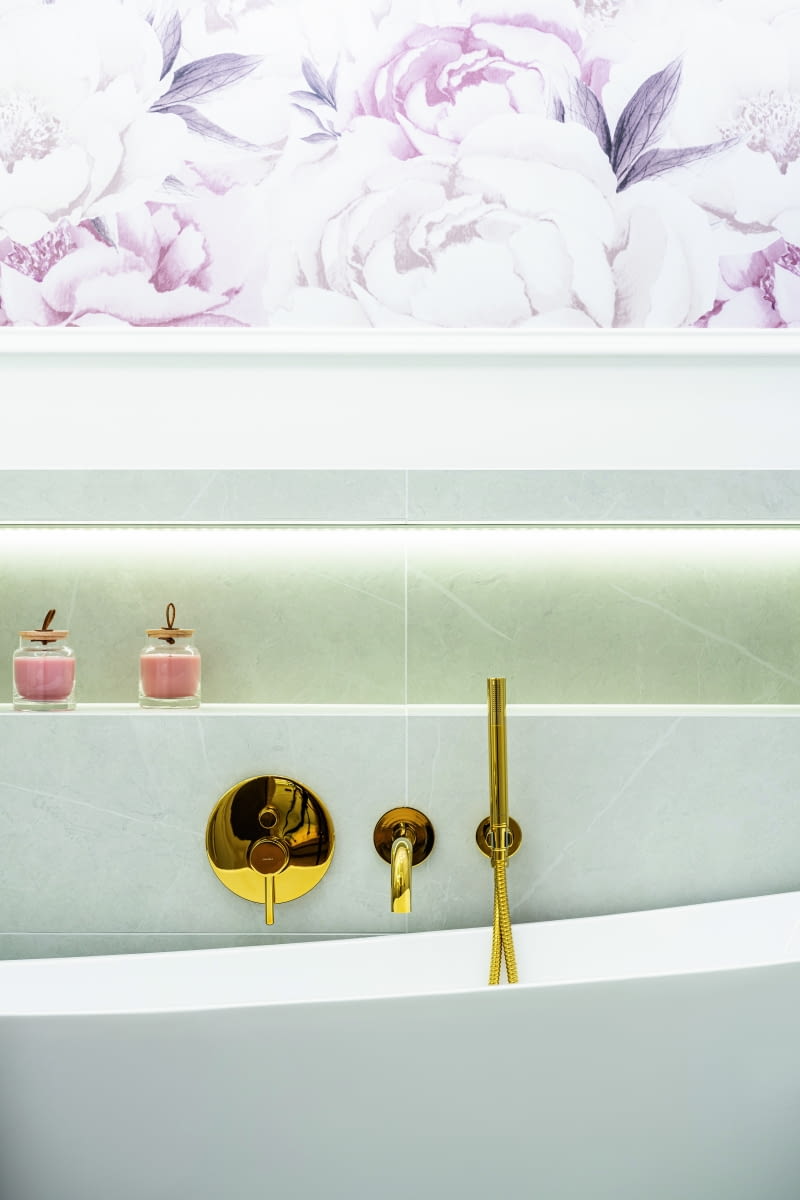 Ponadczasowy szyk, wyjątkowa ekskluzywność armatury, łączenie stylów – to kilka z cech, które wyróżniają coraz modniejszy styl glamour