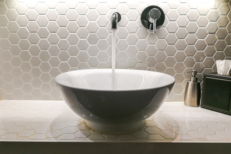 Umywalki ceramiczne dostępne są w różnych kształtach jak i stylach. Umywalki ceramiczne dostępne są w różnych kształtach jak i stylach.