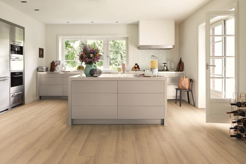 Wybierając podłogę do kuchni, trzeba pamiętać, aby była ona odporna na uszkodzenia mechaniczne, chemiczne oraz wilgoć EGGER Wybierając podłogę do kuchni, trzeba pamiętać, aby była ona odporna na uszkodzenia mechaniczne, chemiczne oraz wilgoć EGGER