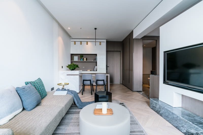 Przestronne mieszkanie z wanną w sypialni