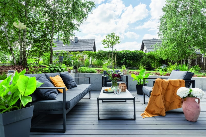 Większość ogrodu tworzy płaska powierzchnia trawnika,  ale strefę wokół tarasu zaaranżowano lekko  amfiteatralnie, trochę na podobieństwo małej widowni  wokół kameralnej sceny albo studia telewizyjnego.  Wykorzystano do tego celu nieduże murki oporowe,  niwelujące różnice ukształtowania terenu.