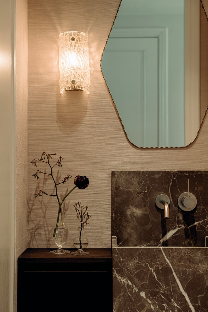 Luksusowy apartament w piwnicy: sypialnia, łazienka i garderoba są połączone przesuwanymi drzwiami. Meta Slim w kolorze szczotkowanej platyny jest tutaj częścią doskonale skomponowanego zestawu.