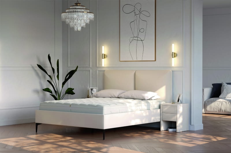 W klasycznej sypialni pierwsze skrzypce gra łóżko z wysokim zagłówkiem lub rzeźbioną ramą. Po bokach stoją stoliki i lampy, a na środku sufitu wisi okazały żyrandol. Symetria daje poczucie ładu.