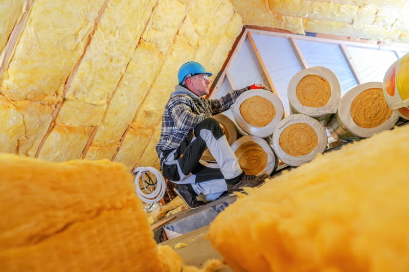 W ścianach dwuwarstwowych mur jest elementem konstrukcyjnym, a ocieplenie główną barierą dla nadmiernej ucieczki ciepła z domu