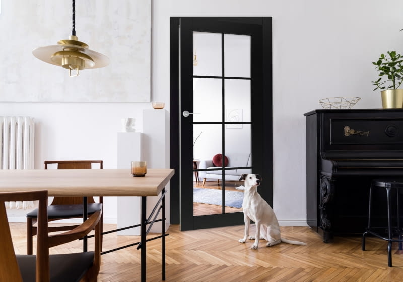 Profile w drzwiach loftowych zazwyczaj wykonane są z metalu, który podkreśla industrialną „genezę” tej stolarki. Jednak na rynku dostępne są również inne rozwiązania, m.in. drewniane.