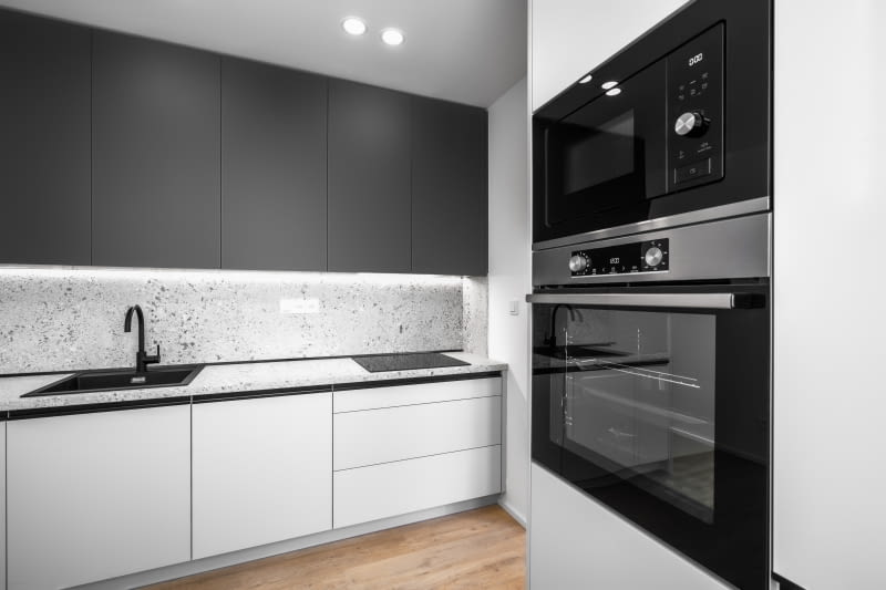 Małe mieszkanie w czerni i bieli