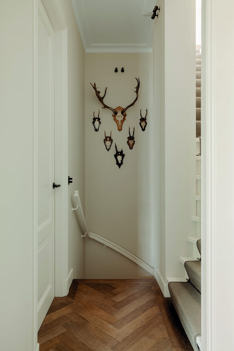 Różne odcienie zieleni, złote akcenty i dekoracje zapewniają nostalgiczny wygląd, który został celowo zakłócony przez nowoczesne elementy wystroju.