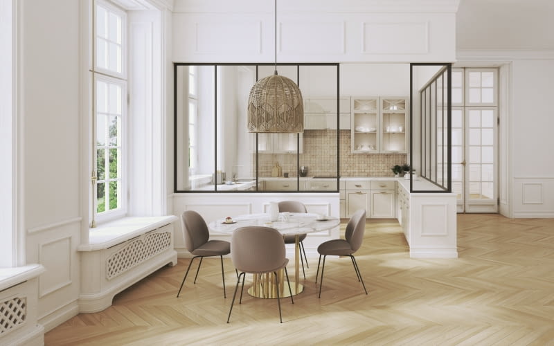 W tym wnętrzu granice kuchni wyznacza zabudowa, szkło w czarnych ramach tylko ją podkreśla.