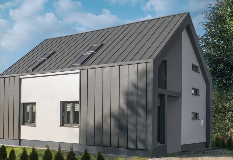 Panel dachowy na rąbek firmy Blachy Pruszyński zastosowany jako pokrycie dachu i części elewacji domu jednorodzinnego. Panel dachowy na rąbek firmy Blachy Pruszyński zastosowany jako pokrycie dachu i części elewacji domu jednorodzinnego.