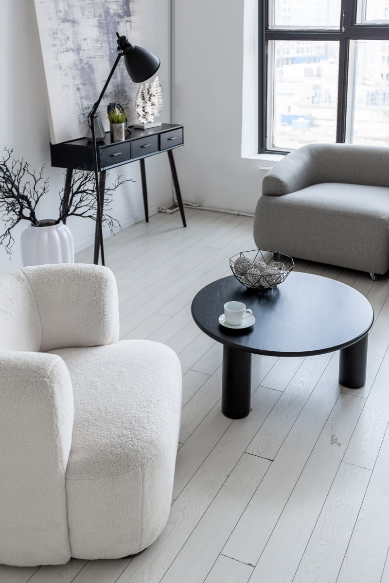 Minimalistyczne mieszkanie w czerni i bieli Minimalistyczne mieszkanie w czerni i bieli