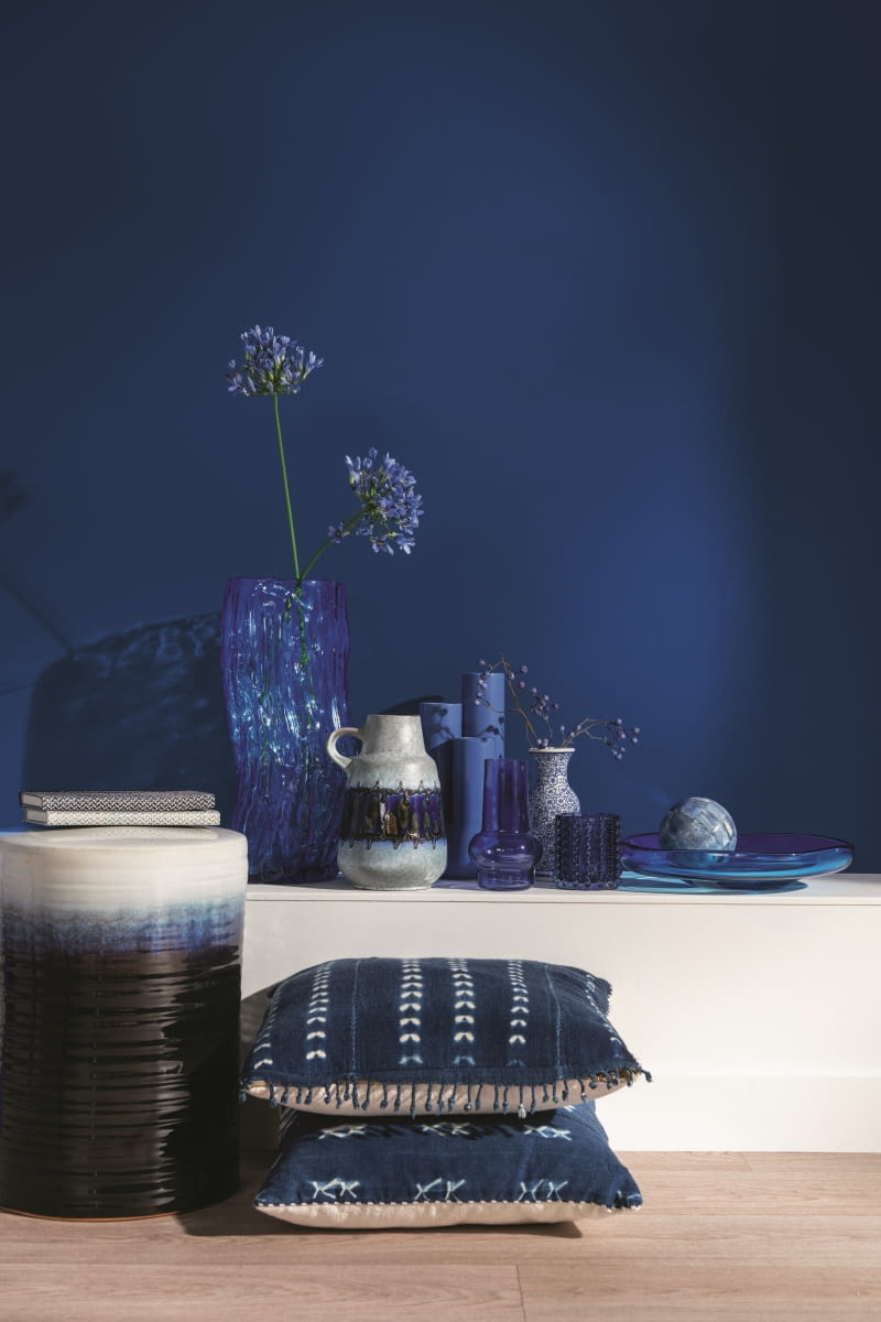 Intensywny Marynistyczny Granat i inne odcienie błękitu nie muszą ograniczać się do ścian – ciekawe efekty kolorystyczne wprowadzą także dekoracyjne dodatki. Intensywny Marynistyczny Granat i inne odcienie błękitu nie muszą ograniczać się do ścian – ciekawe efekty kolorystyczne wprowadzą także dekoracyjne dodatki.