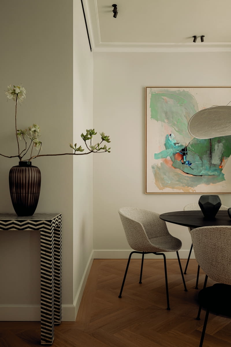 W swoich projektach obaj architekci opierają się na koncepcji subtelnej, jasnej kolorystyki i naturalnych materiałach, takich jak drewno i marmur.