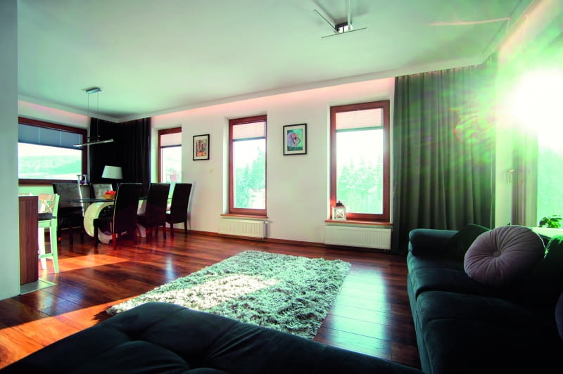 Kolorystyka stolarki zależy od producenta profili okiennych. Choć kolory ze wzorników  poszczególnych producentów są do siebie zbliżone, to mogą różnić się odcieniami i fakturą