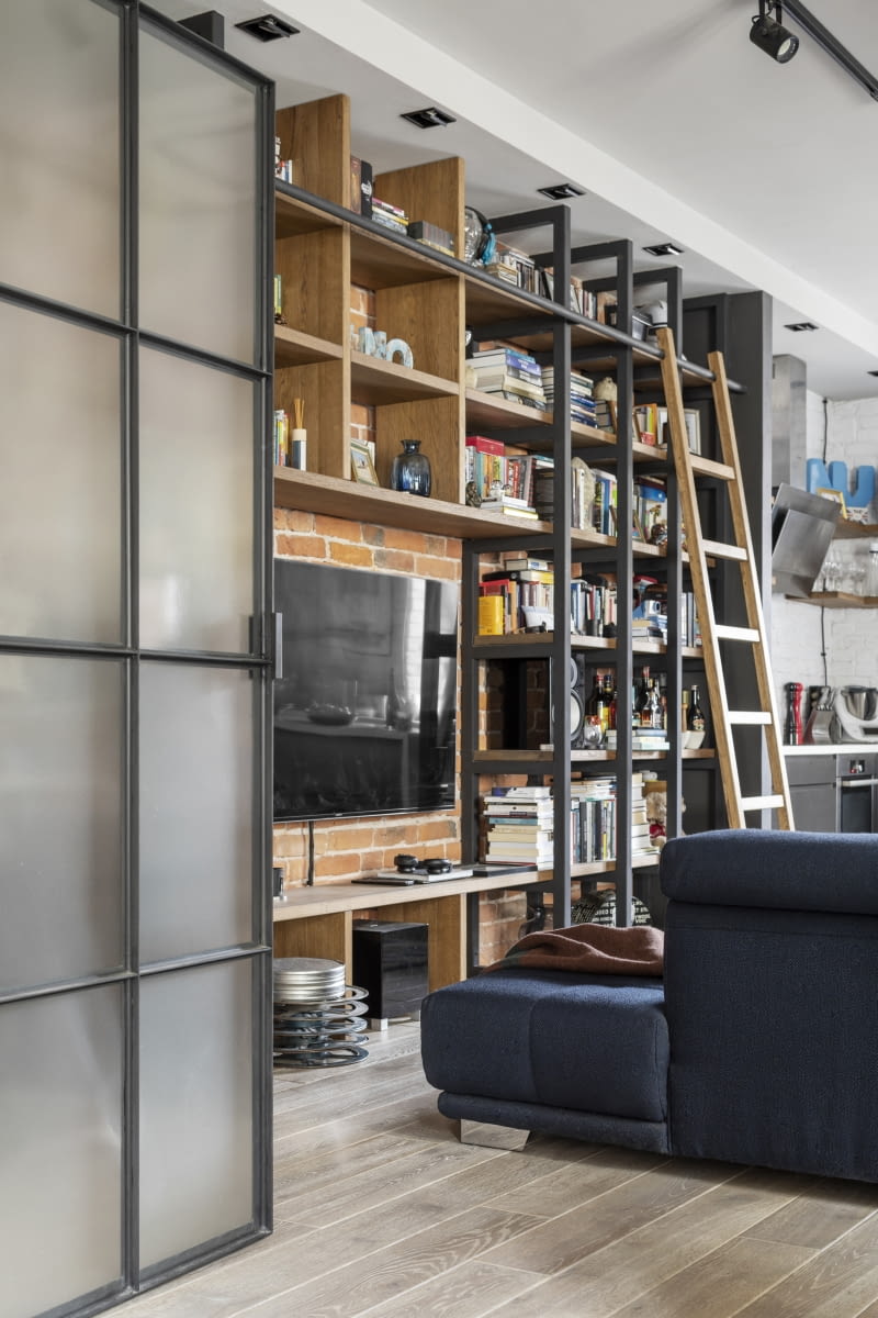 Kamienica z pierwszych lat XX w. na Starej Pradze przetrwała dwie wojny światowe, a także działającą przez kilkanaście lat w jej oficynie małą fabrykę mebli giętych. Zrewitalizowana, odzyskała swój dawny blask. Udało się w niej zachować wiele elementów, które posłużyły jako dobry, klimatyczny początek do stworzenia ciekawej aranżacji. Właściciele Magda i Tomek postawili na styl loftowy z domieszką filmowych akcentów, które odzwierciedlają ich zamiłowanie do kina.